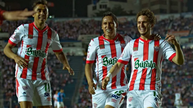 Jugadores de Necaxa celebrando el triunfo en el Azul