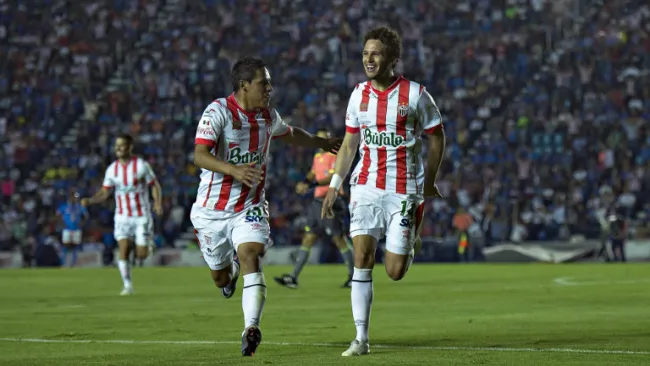 Jugadores del Necaxa festejan gol contra Cruz Azul