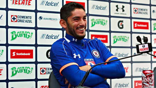 Chuy Corona sonríe en conferencia de prensa