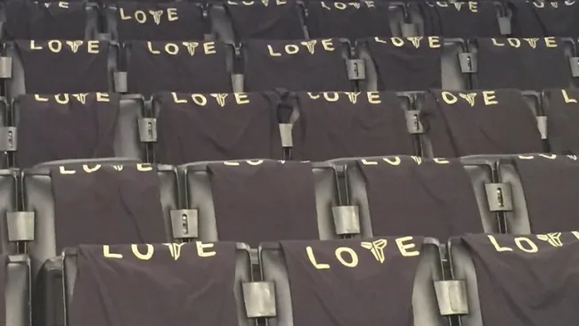 Así esperan las camisetas a los aficionados en el Staples Center