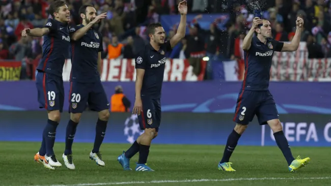Jugadores del Atlético celebran victoria contra Barcelona