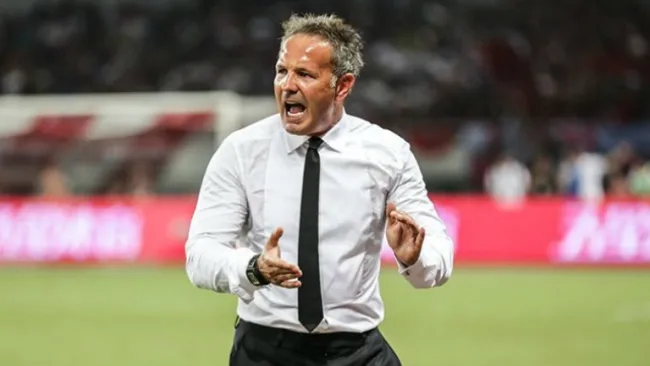Sinisa Mihajlovic grita durante encuentro del Milan 