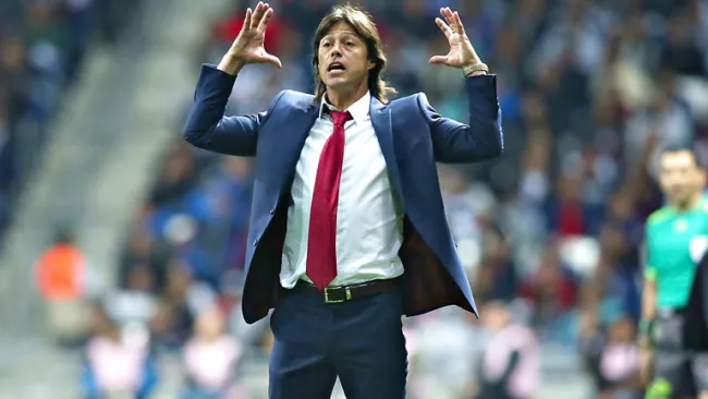 Almeyda dirige un partido de Chivas