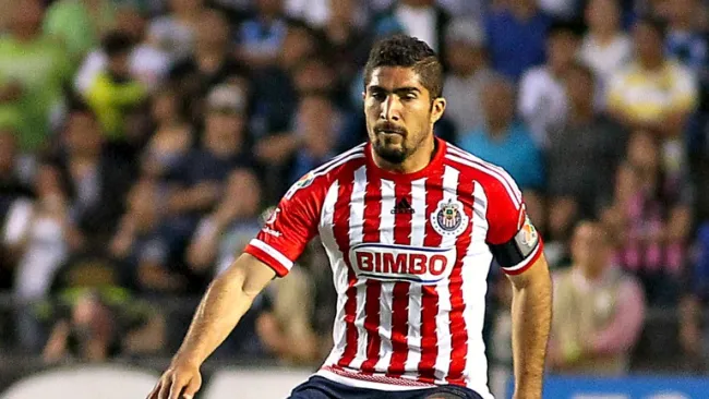 Jair Pereira durante un partido de Chivas