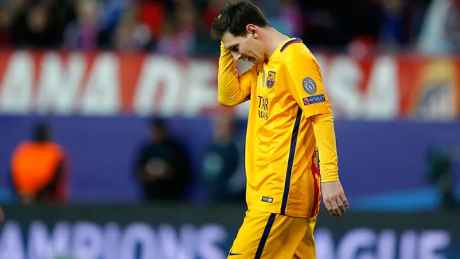 Messi se retira cabizbajo tras eliminación de Barcelona