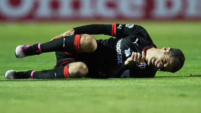 Rafa luce lastimado en el césped