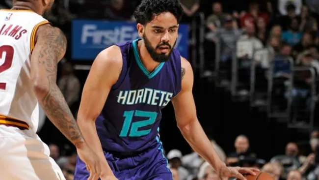 Jorge Gutiérrez jugando con los Hornets de Charlotte