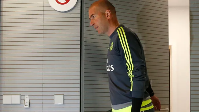Zinedine Zidane llega a una conferencia de prensa