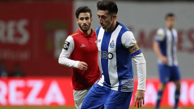 Héctor Herrera conduce el balón en juego del Porto