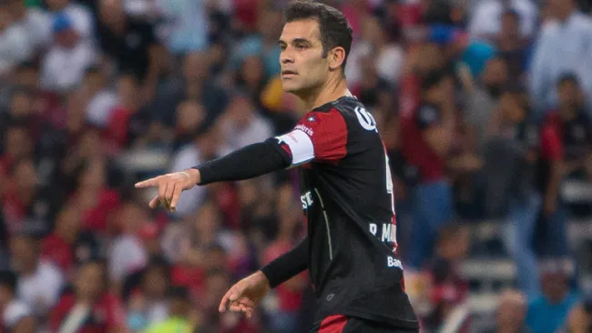 Rafa Márquez da indicaciones en juego de Atlas