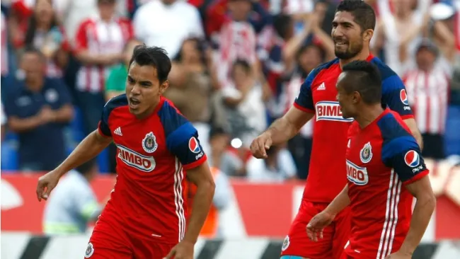 Omar Bravo celebra un gol con las Chivas