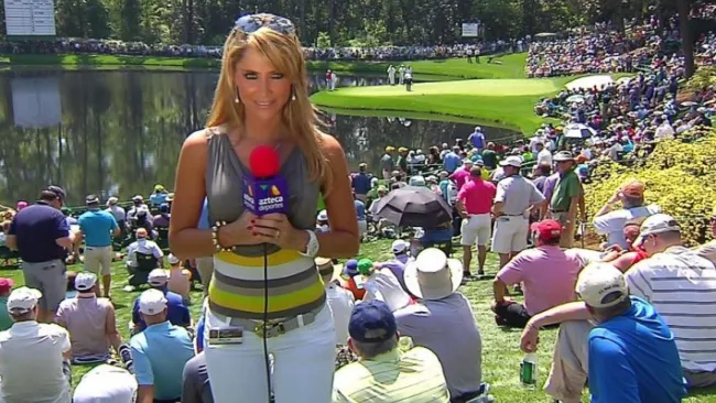 Inés Sainz durante una transmisión del Masters de Augusta 2016