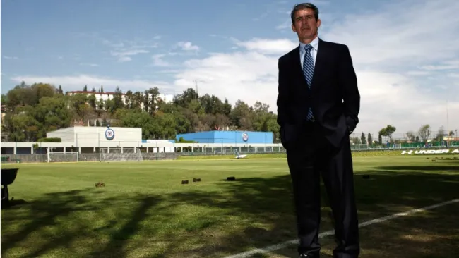 Eduardo de la Torre posa para sesión de fotos