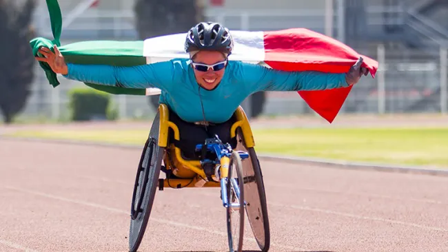 Alicia Ibarra rueda orgullosa con la bandera mexicana
