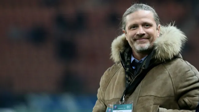 Emmanuel Petit sonríe ante la cámara