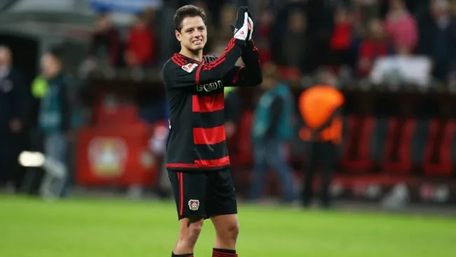 Javier Hernández aplaude una jugada
