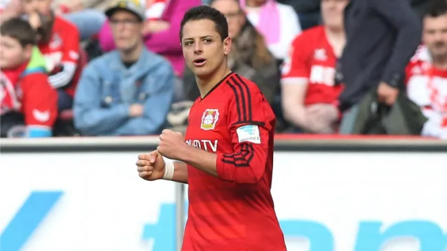 Chicharito festeja un gol del Bayer Leverkusen