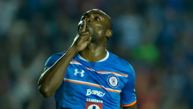 Joffre Guerrón festeja un gol con Cruz Azul