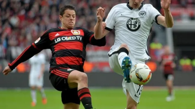 Chicharito pelea el balón con un rival