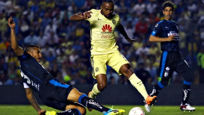  William da Silva y Ángel Martínez buscan quedarse con el balón