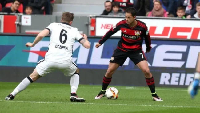 Chicharito intenta evadir a un defensor