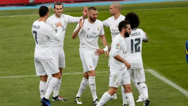 Jugadores del Real Madrid celebran un gol