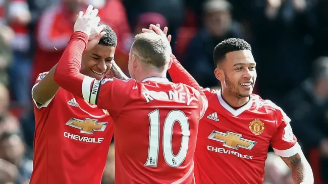 Marcus Rashford celebra su gol junto a Wayne Rooney y Memphis Depay