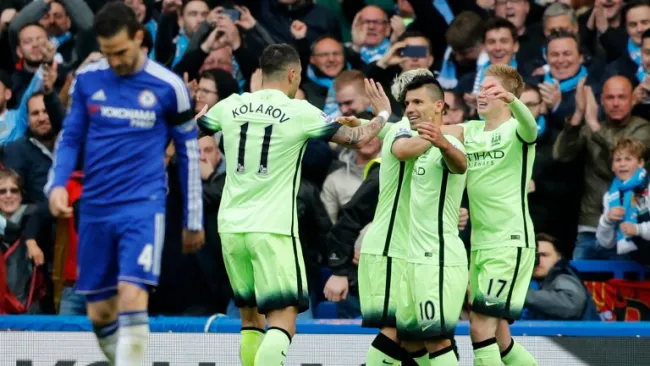 Futbolistas del City celebran una anotación contra Chelsea