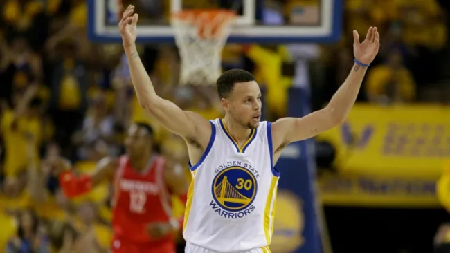 Stephen Curry festeja durante el partido