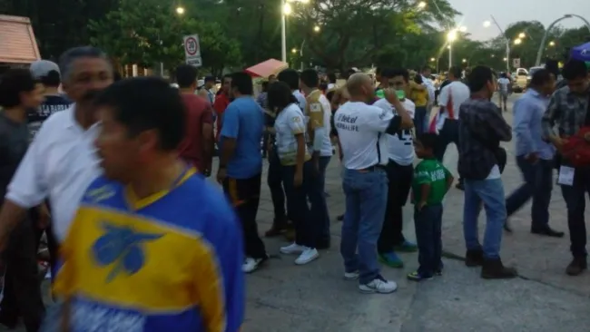 Afición felina a las afueras del Estadio Zoque