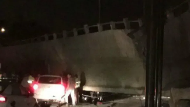 Se derrumba un puente vehicular tras fuerte sismo