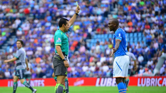 Joffre Guerrón recibe tarjeta amarilla