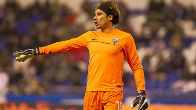 Ochoa da indicaciones a sus compañeros