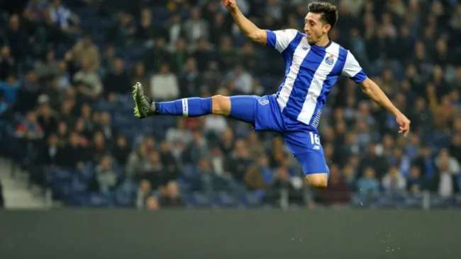 Herrera se estira al máximo en partido del Porto