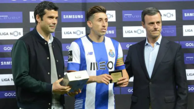 Héctor Herrera recibe premio al mejor gol de marzo