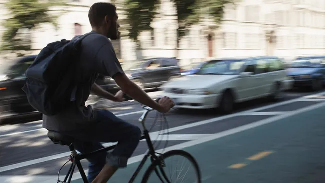 Ciclista en un carri especial 