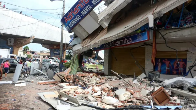 Un edificio destruido tras el terremoto en Ecuador