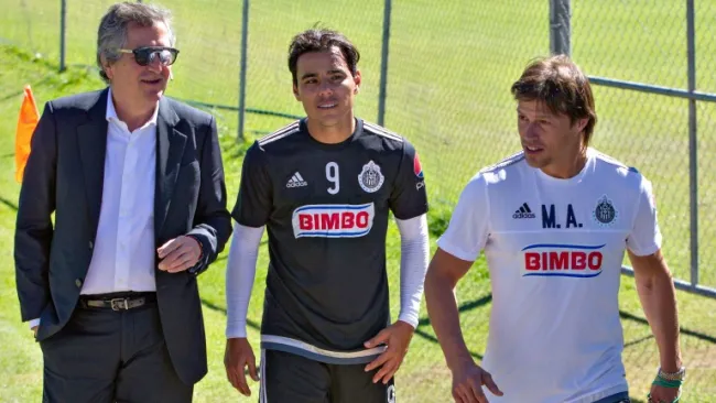 Vergara, Bravo y Almeyda caminando en las intalaciones de Chivas