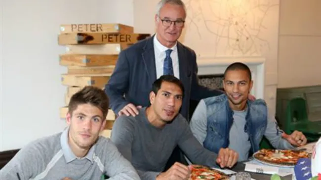 Claudio Ranieri, con jugadores de los Foxes