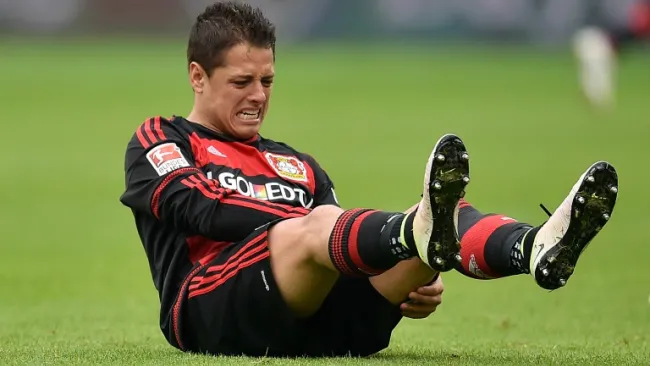 Javier Hernández se duele de una lesión