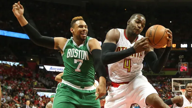 Paul Millsap gana un rebote en el partido contra los Celtics