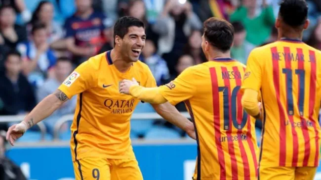 Suárez es felicitado por sus compañeros