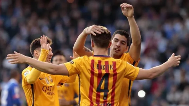 Suárez es felicitado por sus compañeros en Riazor