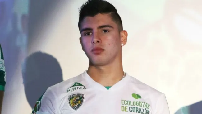 Adrián Marín en la presentación de la playera de Chiapas
