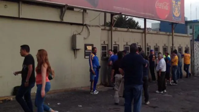 Aficionados en las taquillas del Universitario 