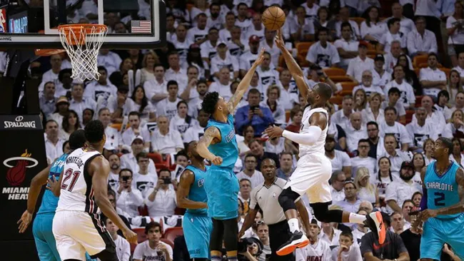 Dwyane Wade lanza un disparo ante la marca de Courtney Lee