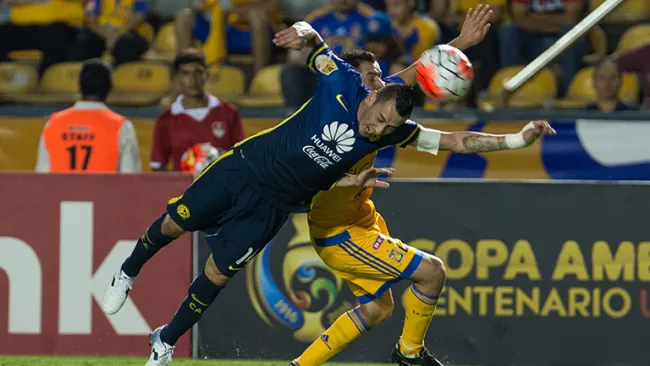 Sambueza disputa el esférico en el duelo contra Tigres