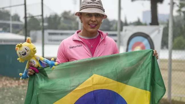 Aída Román posa con la bandera de Brasil