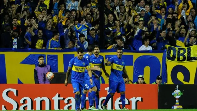 Jugadores de Boca Juniors celebran un gol ante Deportivo Cali 