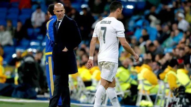 Cristiano sale lastimado ante la mirada de Zidane